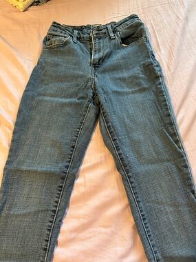 Levi's High-Rise Women's Jeans in Medium Blue Wash